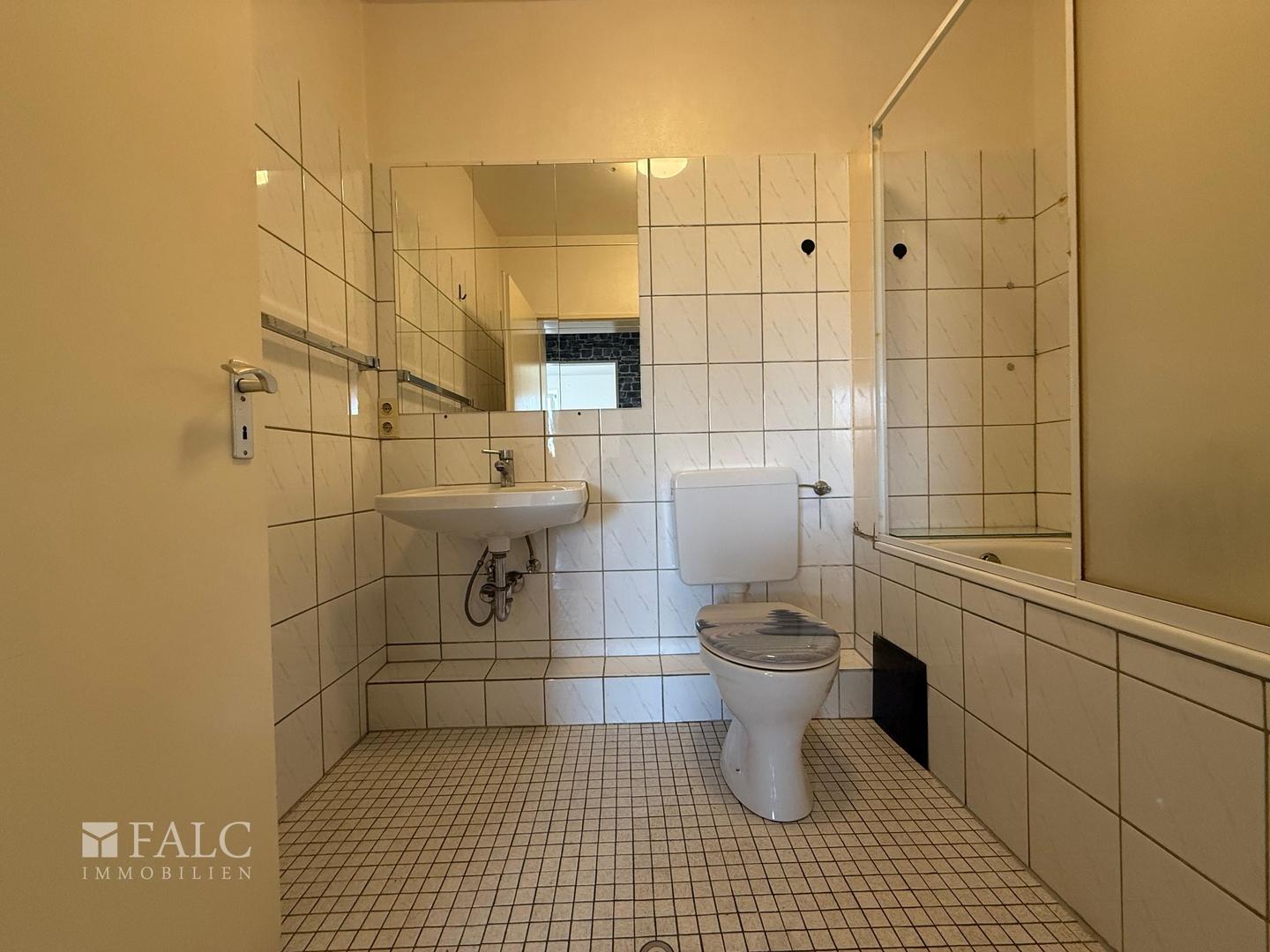 Badezimmer (Waschbecken + WC)