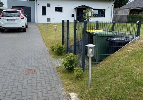 Auffahrt mit Mülltonnenplatz