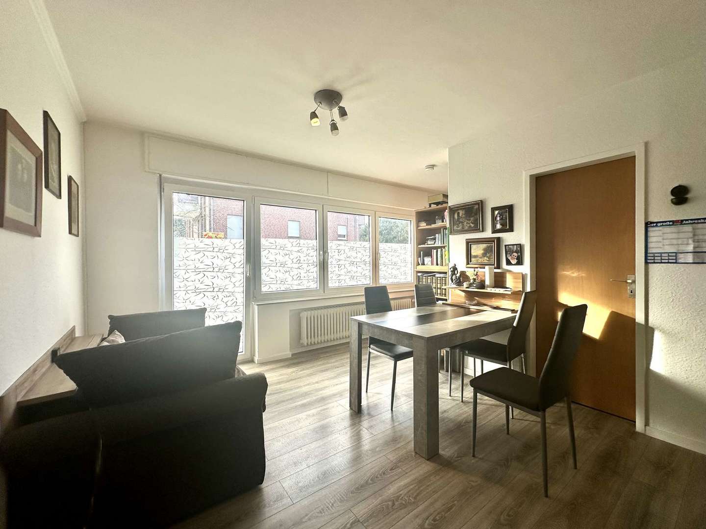 Wohnzimmer mit angrenzendem Balkon