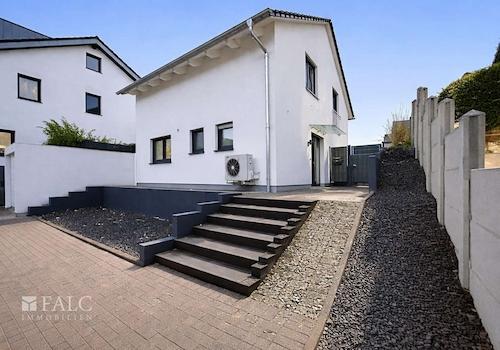 Modernes Wohnhaus mit klarer Architektur