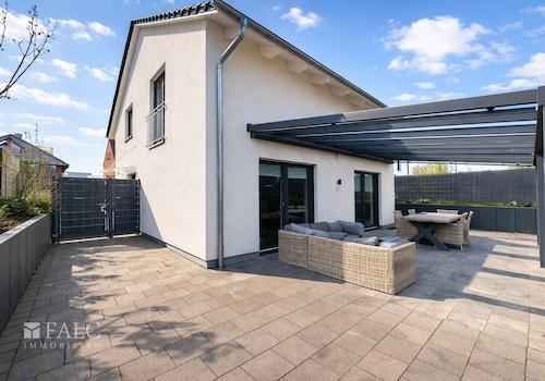 Rückwärtiger Bereich mit Terrasse und Pergola