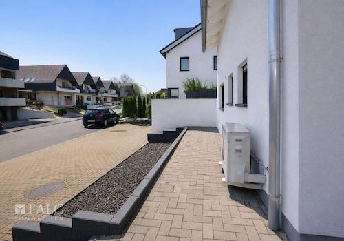 Großzügige Pflasterfläche mit Stellplätzen