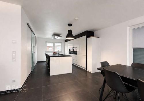 Moderne Küche mit offenem Essbereich