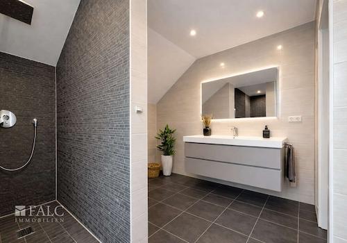 Bad mit begehbarer Dusche (Waschtisch visualisiert)