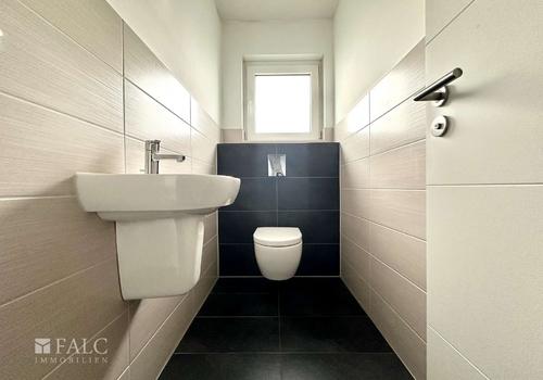 Tageslicht-Gäste-WC mit stilvoller Halbverfliesung