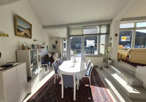 Essenbereich mit Zugang zur  Loggia