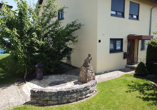 Garten mit Eingangsbereich