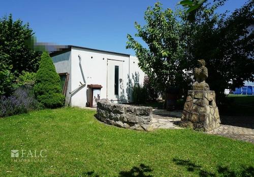 Garage Rückseite mit Zugang