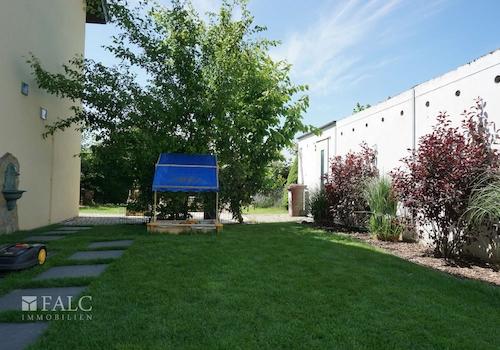 Garten mit Garage hinten rechts