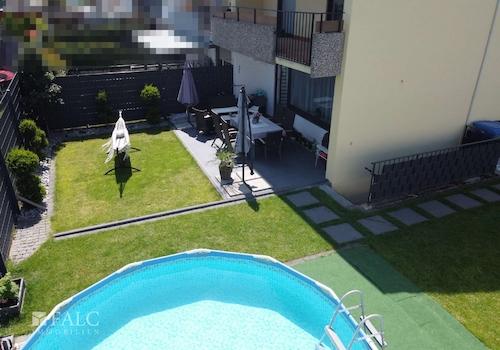 Pool mit Terrassenbereich