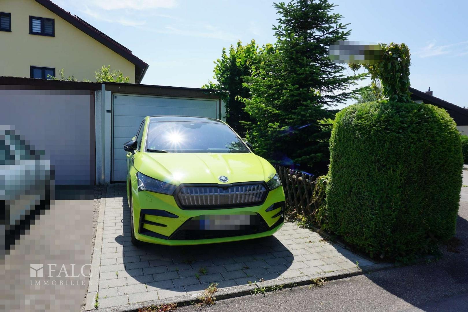 Garage mit Stellplatz