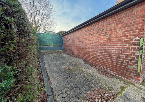 43 Einfahrt vor dem Eisentor