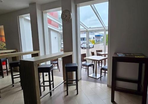 Gastraum mit Wintergarten