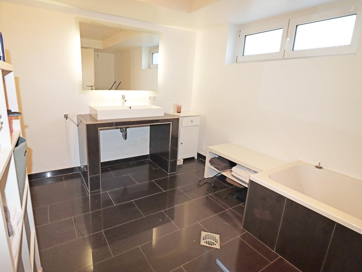 Waschbecken und Wanne, Bad ELW