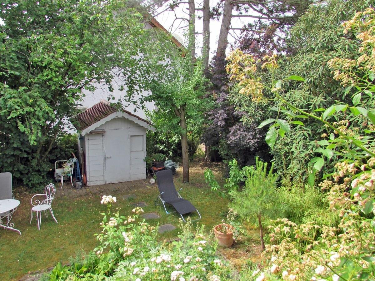 Blick zum Gerätehäuschen