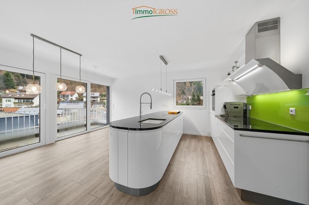 Moderne Küche mit Kücheninsel