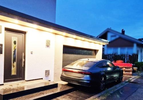 Hauseingang und Doppelgarage