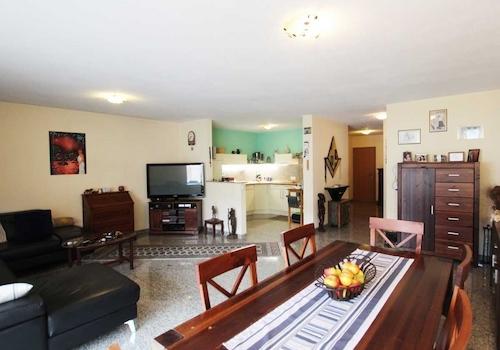 Essbereich mit Blick zur Küche