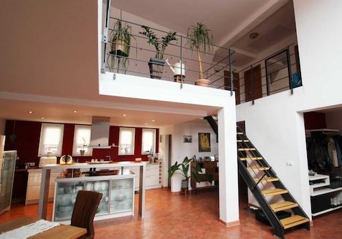 Blick zur Küche und zur Galerie