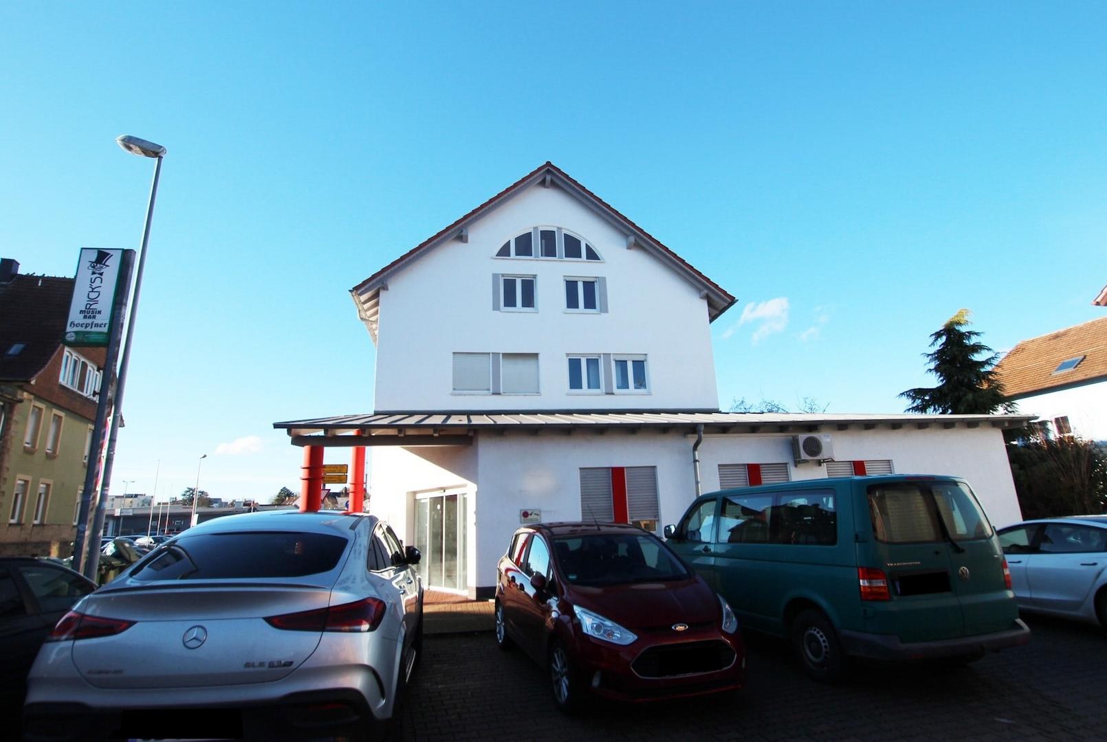 Seitenansicht mit Parkplätzen