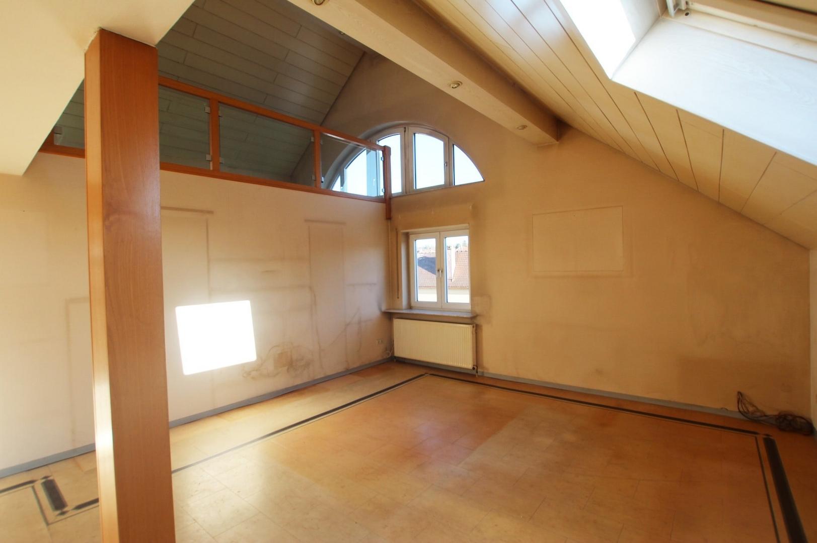 Wohnzimmer mit Blick zum Spitzboden