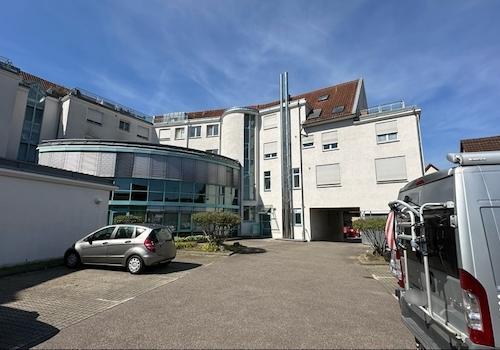 Rückansicht mit Parkplätzen