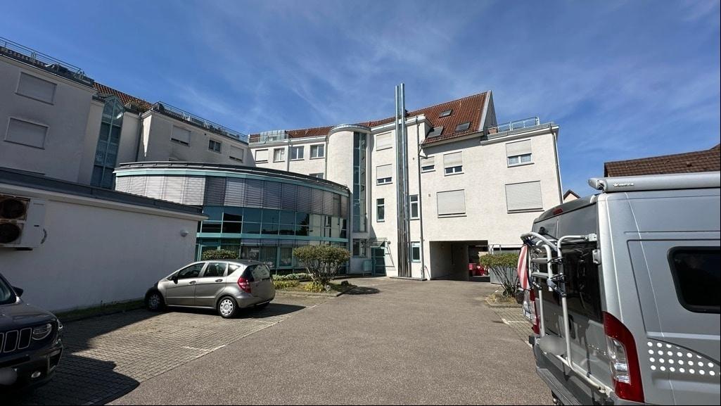 Rückansicht mit Parkplätzen