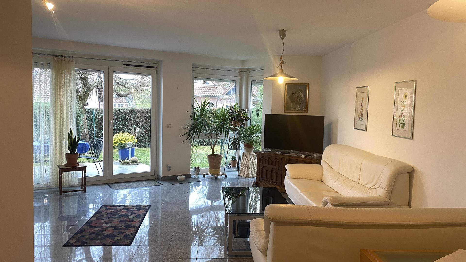 Möbliertes Wohnzimmer