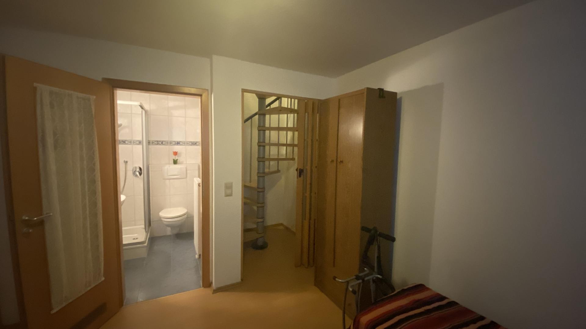 Weiteres Zimmer mit Badezimmer