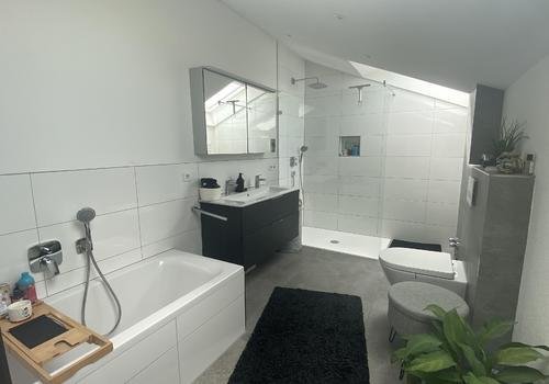 Modernes Badezimmer DG