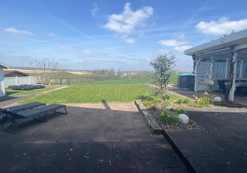 Wunderschöne Gartenansicht