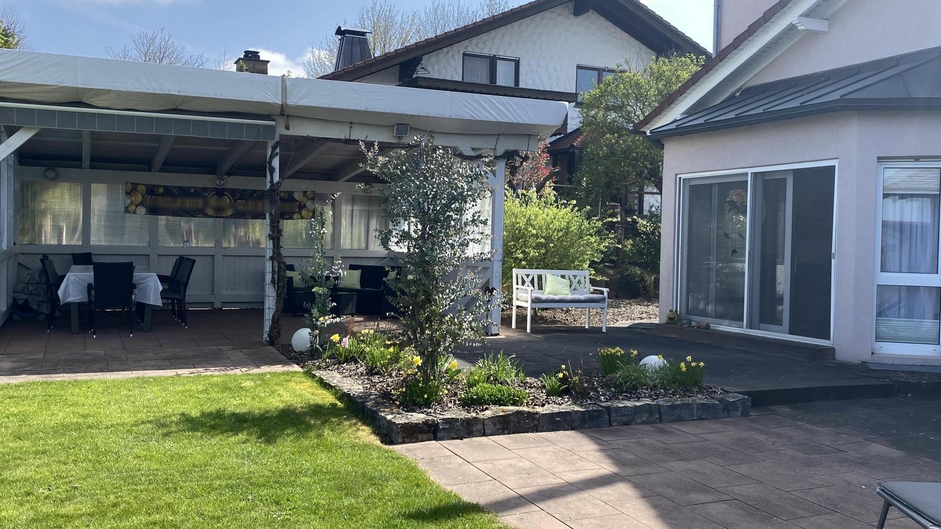 Weitere Terrasse mit Überdachung