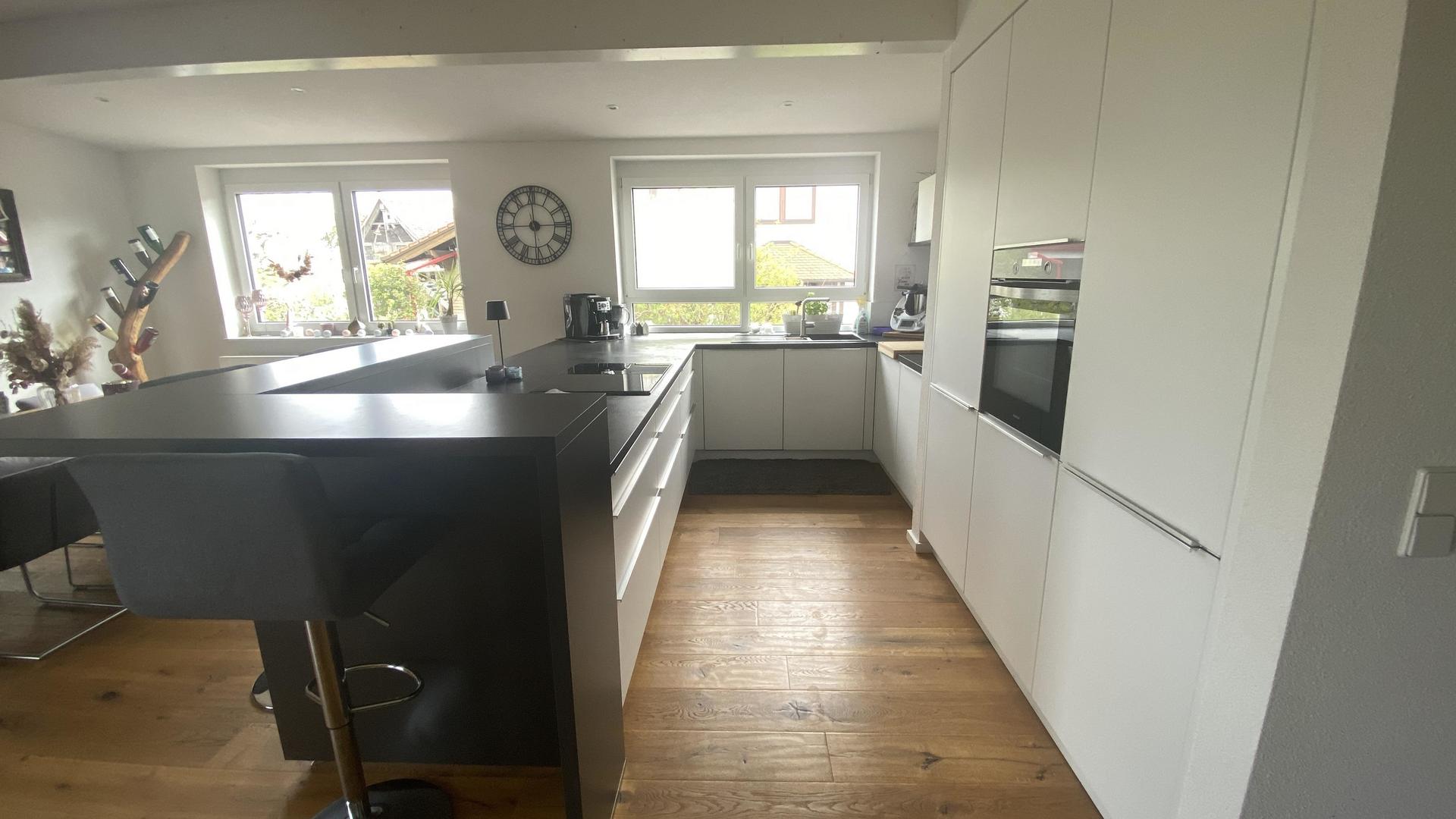 Offene, stilvolle Küche DG