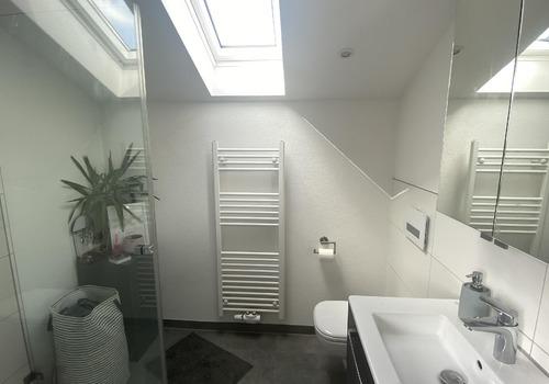 Badezimmer mit Dusche DG