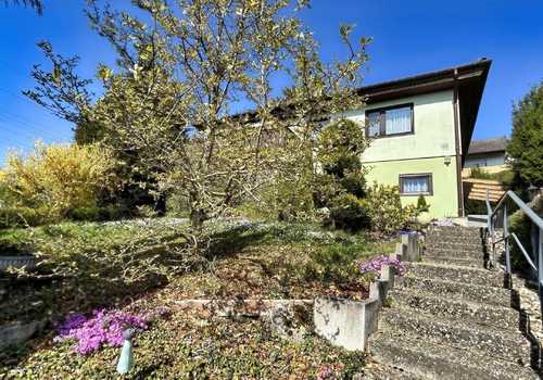 Garten mit Treppenaufgang