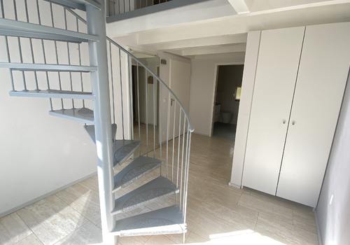 Flur mit Einbauschrank und Wendeltreppe