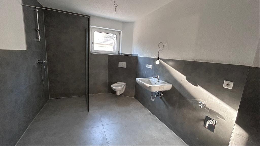 Modernes Bad mit bodenebener Dusche