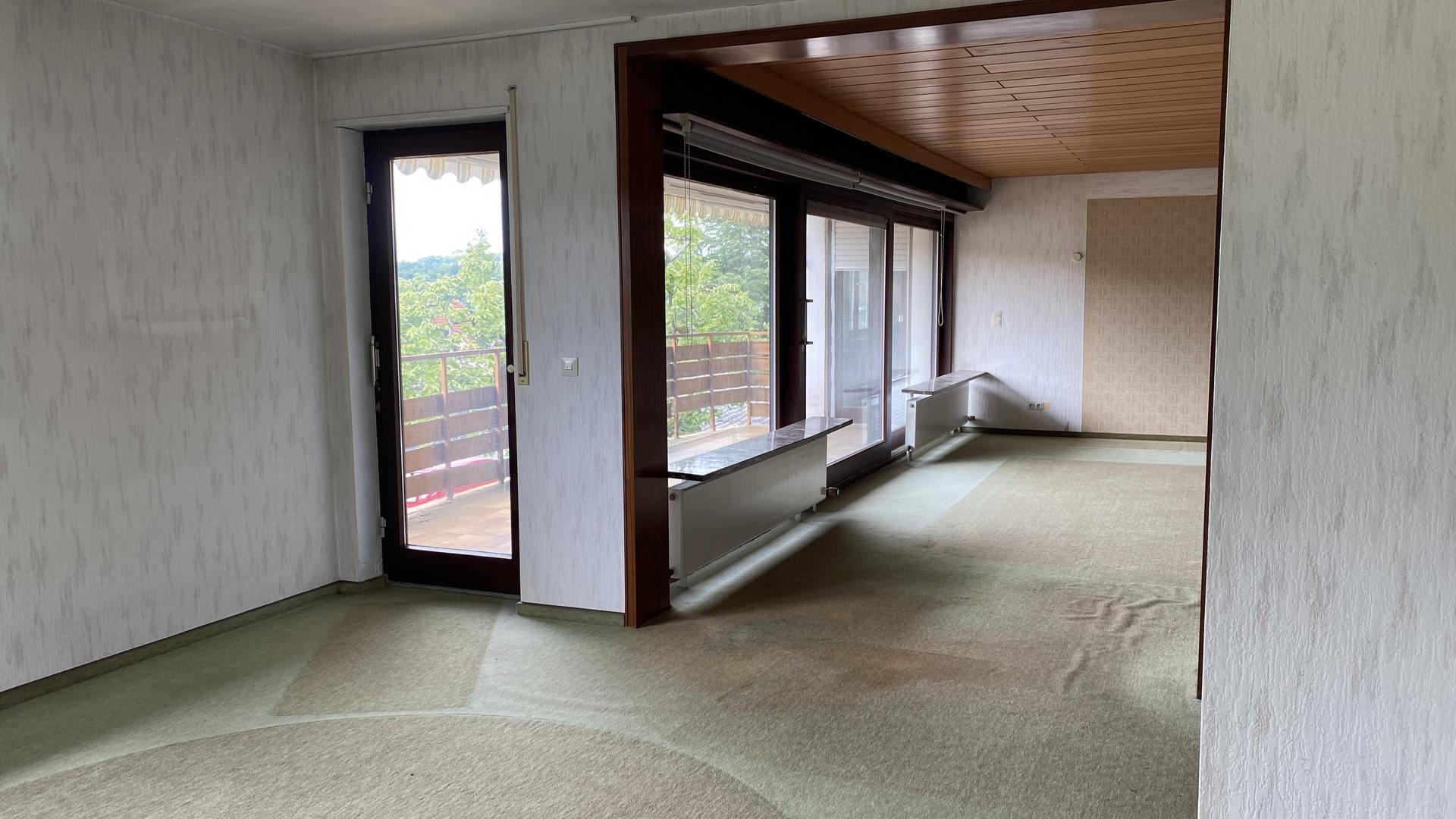 Wohn-/Essbereich mit Zugang Balkon