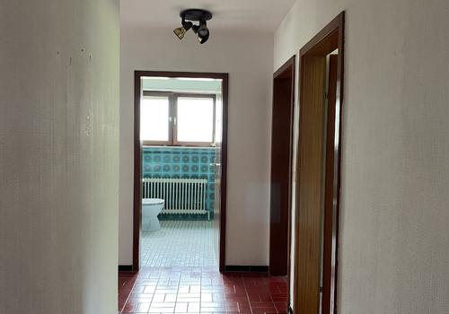 Hauptwohnung / Sicht zum Bad