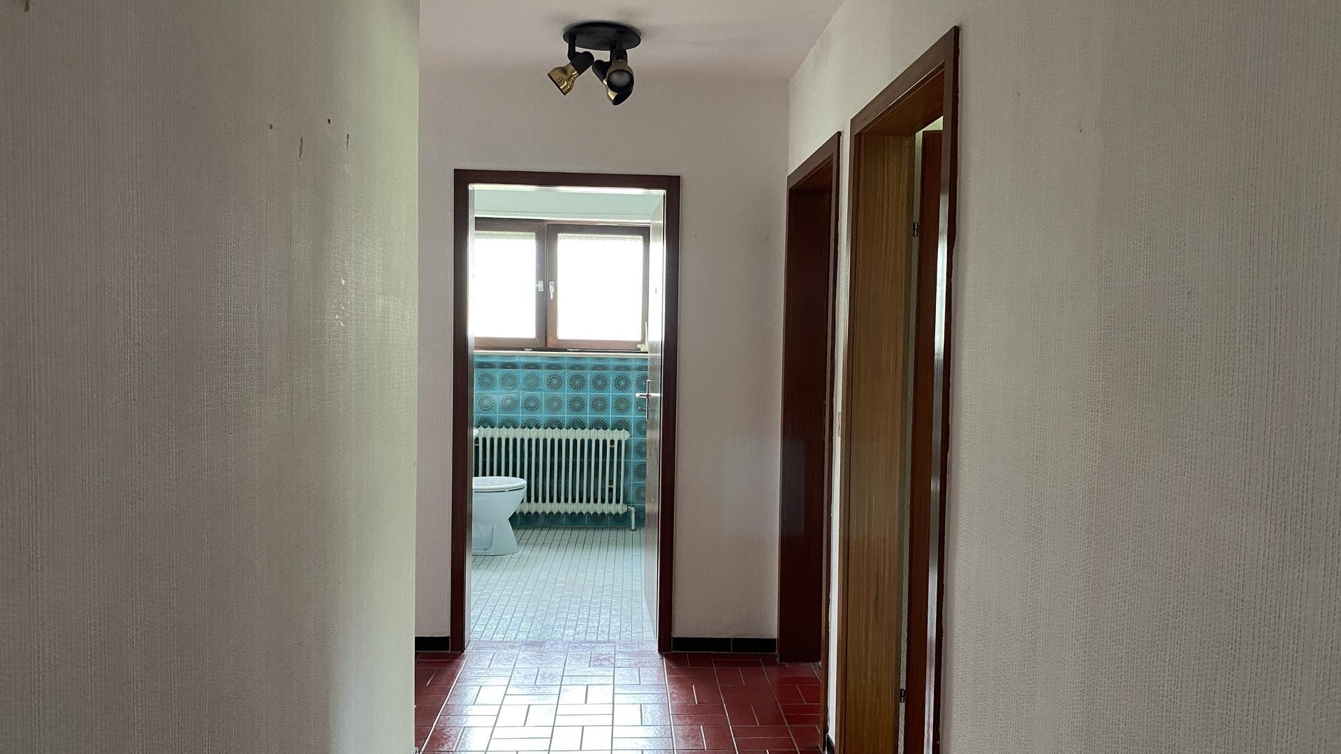 Hauptwohnung / Sicht zum Bad