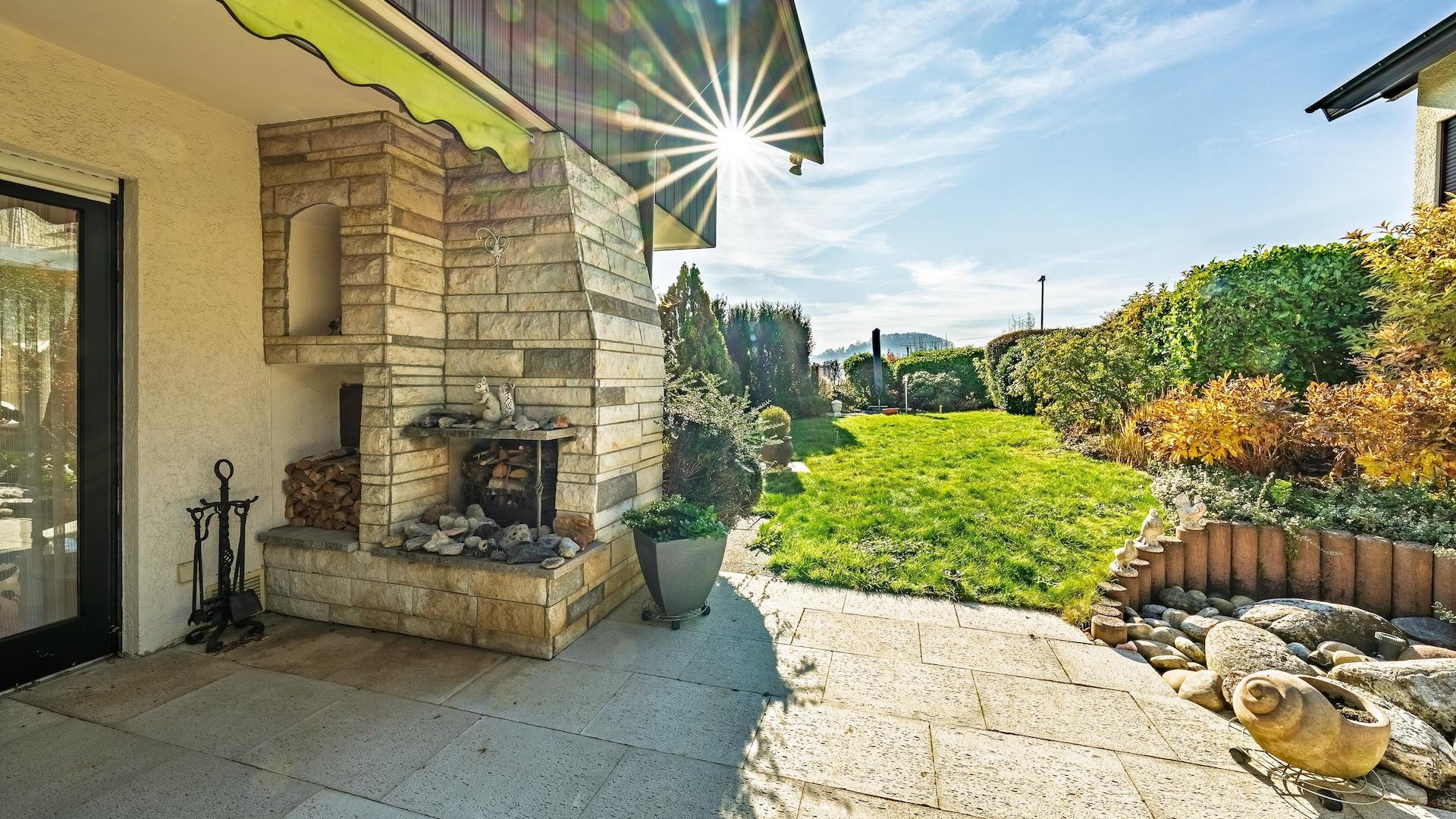 Außenkamin mit schönem Garten