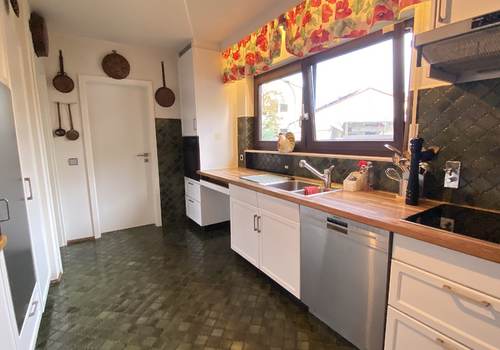 Küche mit angrenzender Speisekammer