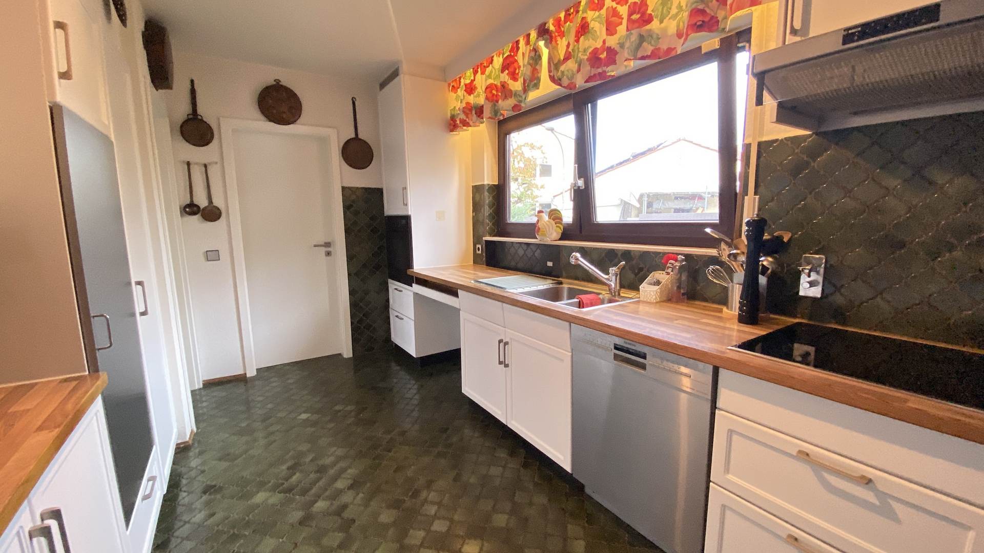 Küche mit angrenzender Speisekammer