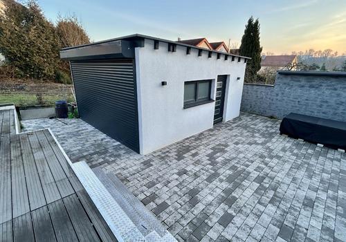 Outdoor-Bereich mit Gartenhaus