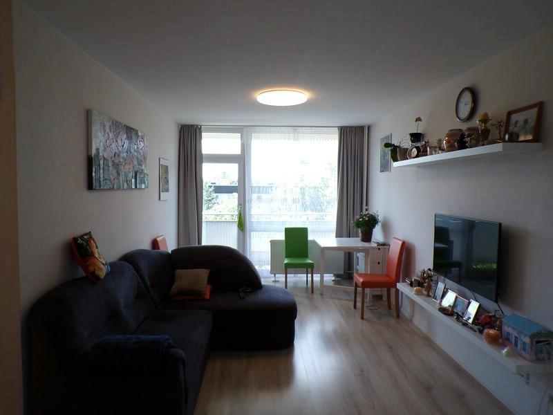 4a Wohnraum (Blick zum Balkon)