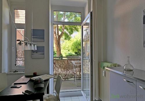 Küchentisch und Balkonausgang