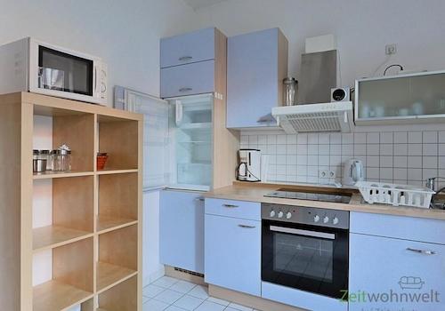 Mikrowelle, Kühlschrank, Herd