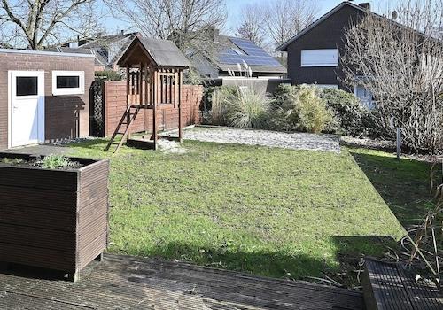 Blick von Terrasse in Garten