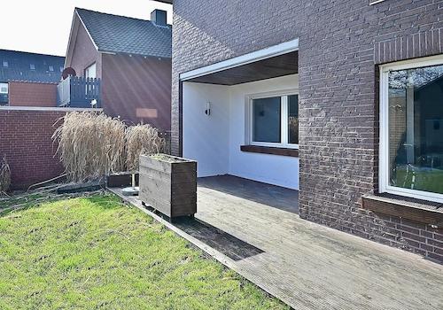 Blick von Garten auf Terrasse