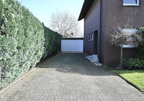Zufahrt und Garage